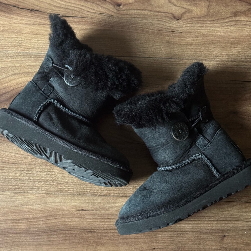 Kids/toddlerUgg tall boots size 8